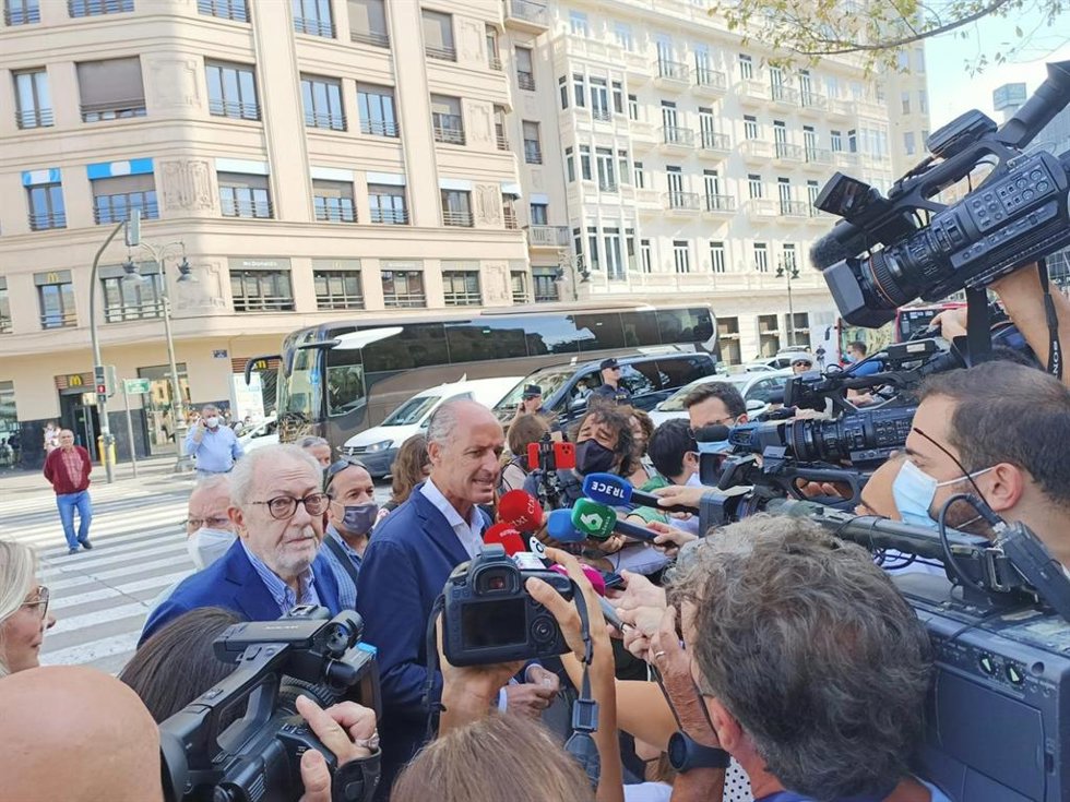 AMP.- Camps vuelve a un acto del PP en la Plaza de Toros diez años después para apoyar a Casado y a Mazón