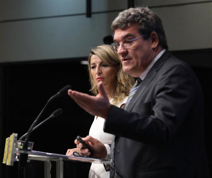 Archivo - La vicepresidenta segunda del Gobierno y ministra de Trabajo y Economía Social, Yolanda Díaz, y el ministro de Inclusión, Seguridad Social y Migraciones, José Luis Escrivá