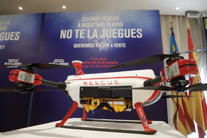 Archivo - La Generalitat anuncia un programa piloto con drones para evitar ahogamientos en playas
