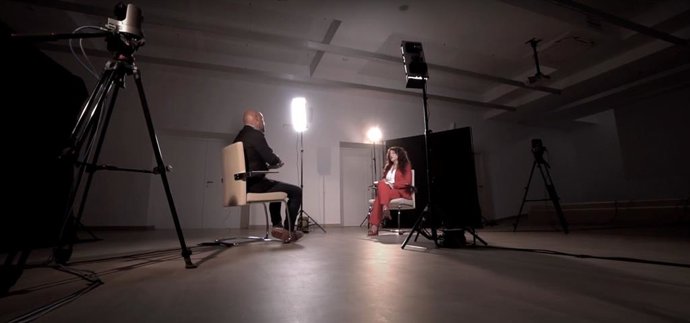 Diálogo sobre masculinidades igualitarias entre la consejera de Igualdad, Políticas Sociales y Conciliación, Rocío Ruiz, y el antropólogo, CEO de Promundo Spain Consulting y referente internacional en masculinidades igualitarias, Ritxar Bacete.