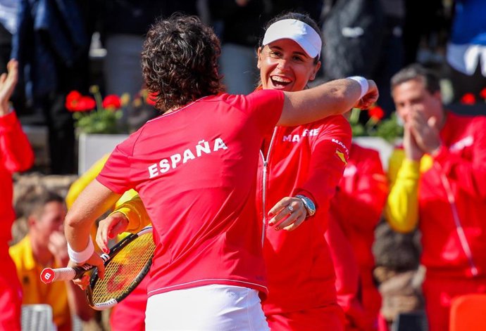 Archivo - Anabel Medina abraza a Carla Suárez tras su victoria en la eliminatoria entre España y Japón de la Copa Federación