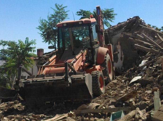 Archivo - Imagen de archivo de la demolición de una vivienda 
