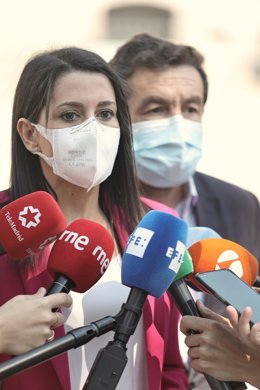 La presidenta de Ciudadanos, Inés Arrimadas, ofrece declaraciones a los medios, después de su reunión con representantes de la Unión de Militares de Tropa (UMT), en la Plaza de las Cortes, a 3 de septiembre de 2021, en Madrid (España). La asociación Uni