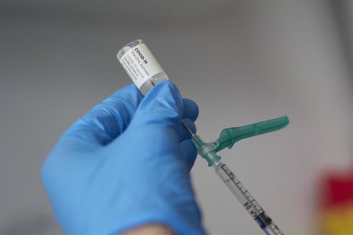 Archivo - Una profesional sanitaria sostiene un vial con la vacuna de Janssen contra el Covid-19, a 22 de abril de 2021, en Pamplona, Navarra (España). 