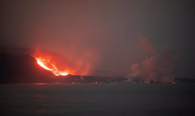 El delta de lava del Cumbre Vieja, desde el puerto de Tazacorte, a 1 de octubre de 2021, en La Palma, Santa Cruz de Tenerife, Canarias (España)