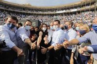 Ayuso declina hacer declaraciones a su llegada a la plaza de toros de Valencia porque "es el día del presidente del PP"
