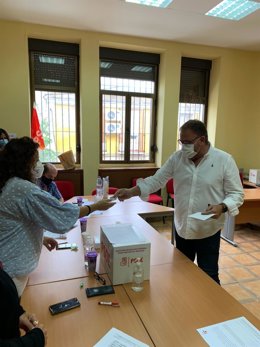 El candidato a la Secretaría General del PSOE de Badajoz Antonio Rodríguez Osuna, vota en las primarias