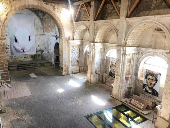 Exposición 'Ve hacia la luz', de Santiago Ydáñez, en la iglesia de San Lorenzo.