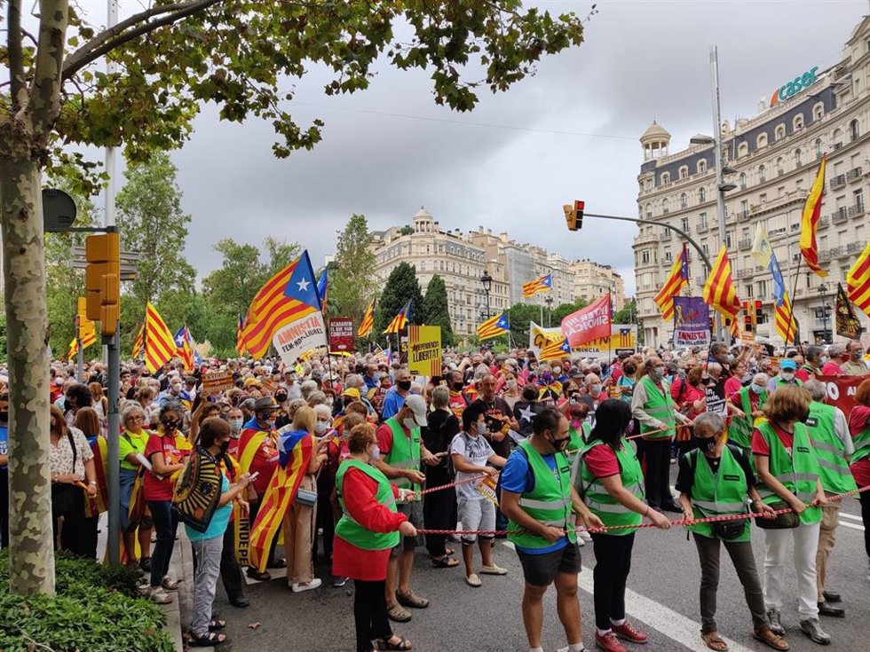 Un millar de personas marchan por la Diagonal de Barcelona para conmemorar el 1-O