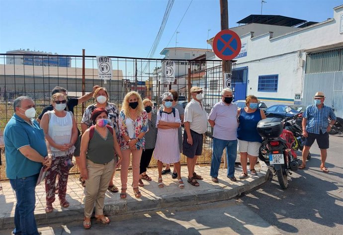 VEcinos y miembros de Unidas Podemos contra la instalación de una gasolinera en La Pelusa