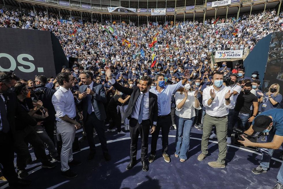 (I-D) El secretario general del PP, Teodoro García Egea; el primer ministro griego, Kyriaos Mitsotakis; el presidente del PP, Pablo Casado; el presidente del PP en Comunidad Valenciana, Carlos Mazónm y la secretaria general del PP de Comunidad Valencian