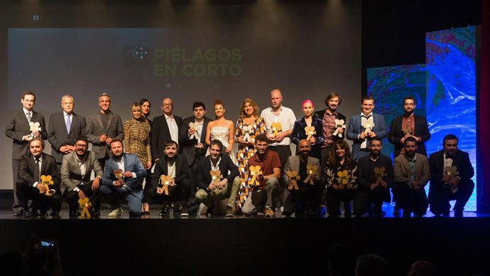 Los premiados junto a las autoridades en la gala de clausura de la XI edición del Festival Internacional de Cine de Piélagos.