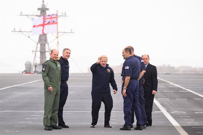 Archivo - El primer ministro británico, Boris Johnson, y el ministro de Defensa, Ben Wallace, en un portaaviones de la Marina Real británica