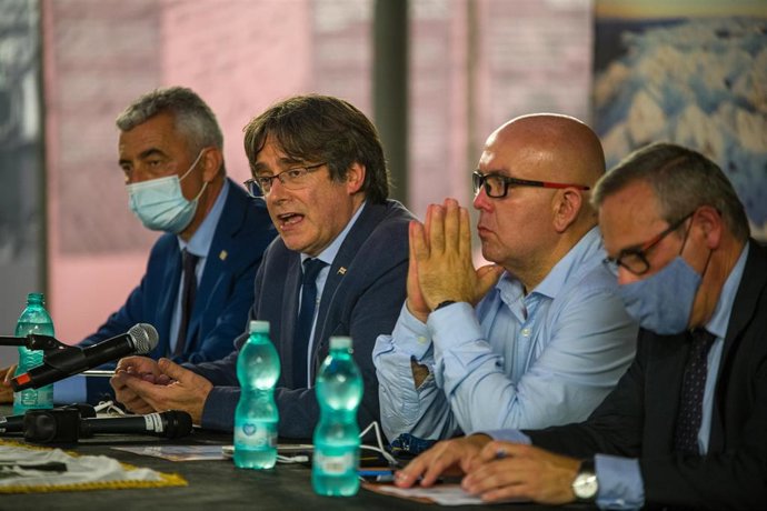 El expresidente de la Generalitat Carles Puigdemont, su abogado, Gonzalo Boye, y el jefe de la Oficina de Carles Puigdemont, Josep Lluís Alay, en una rueda de prensa a 25 de septiembre de 2021, en LAlguer, Cerdeña (Italia)