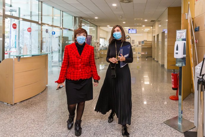 Archivo - La consejera de Presidencia y la directa general de Participación Ciudadana.- Archivo