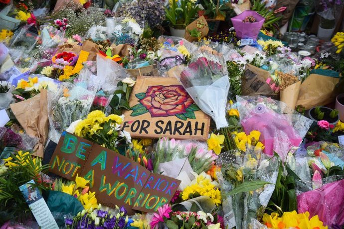 Archivo - 17 March 2021, United Kingdom, Clapham: Floral tributes left next to the bandstand in Clapham Common, for the 33-year-old Sarah Everard. Photo: Kirsty O'connor/PA Wire/dpa