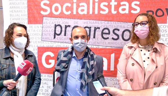 El secretario provincial del PSOE y presidente de las Cortes regionales, Pablo Bellido, junto a las cabezas de lista al Congreso Federal y Regional del partido, Magdalena Valerio y Sara Simón, participan en la convención precongresual.