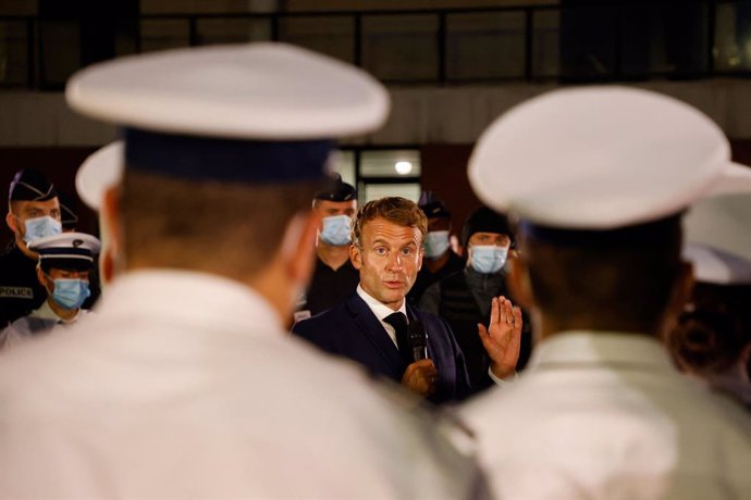 Archivo - 01 September 2021, France, Marseille: French President Emmanuel Macron talks to policemen during a visit to a police station as part of his three-day visit to Marseille. French President Emmanuel Macron on Thursday is to pledge millions to tac