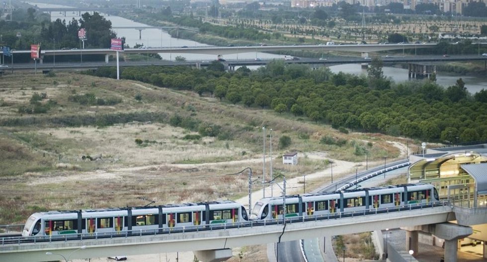 Archivo - Tren doble de Metro de Sevilla