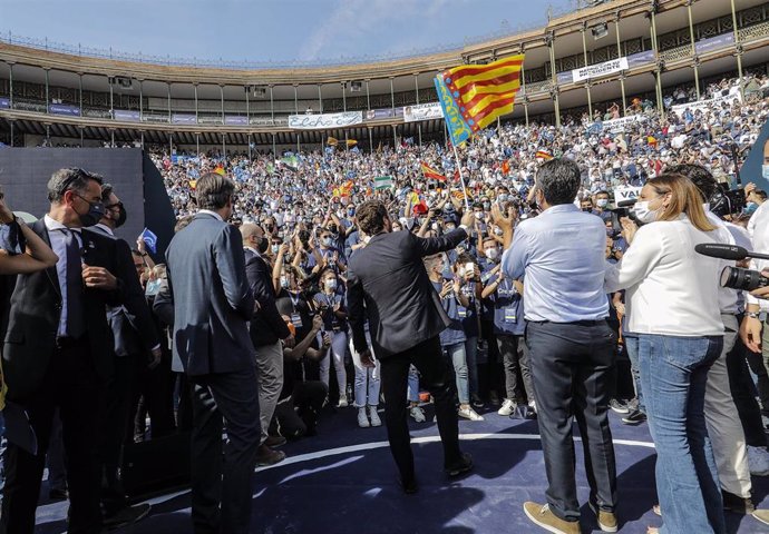 El presidente del PP, Pablo Casado (centro), en el acto de clausura de la Convención Nacional del PP, en la Plaza de Toros de Valencia, a 2 de octubre de 2021, en Valencia, Comunidad Valenciana (España). Valencia acoge este fin de semana el cierre de la