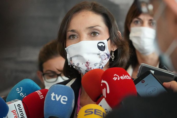 Archivo - La ministra de Industria, Comercio y Turismo, Reyes Maroto, atiende a los medios. Archivo. 