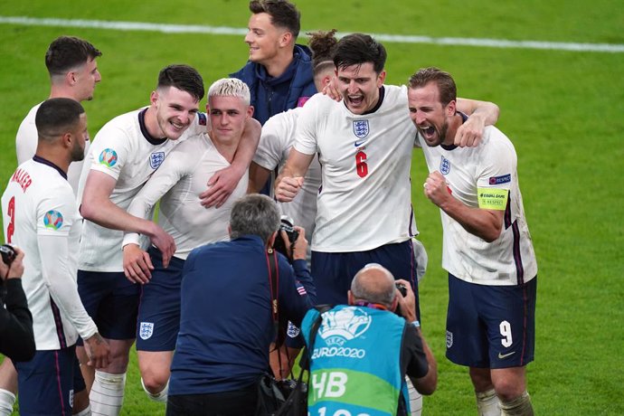 Archivo - 07 July 2021, United Kingdom, London: England players celebrate winning the UEFA Euro 2020 semi final soccer match between England and Denmark at Wembley Stadium. Photo: Mike Egerton/PA Wire/dpa