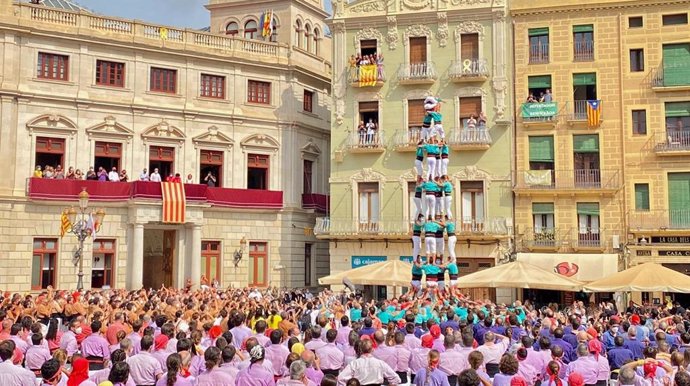 Castellers de Vilafranca aixequen a Reus (Tarragona) el primer 'castell' de 8 pisos després de sorgir la pandmia de coronavirus