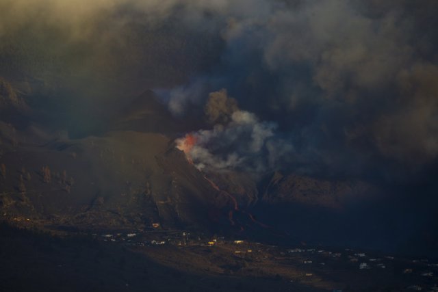 La colada de lava del volcán de Cumbre Vieja se dirige hacia el mar