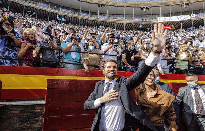 El president del PP, Pablo Casado, a la seva arribada a l'acte de clausura de la Convenció Nacional del PP, a la Plaa de Toros de Valncia, a 2 d'octubre de 2021, a Valncia, Comunitat Valenciana (Espanya). Valncia acull aquest cap de setmana el tanca