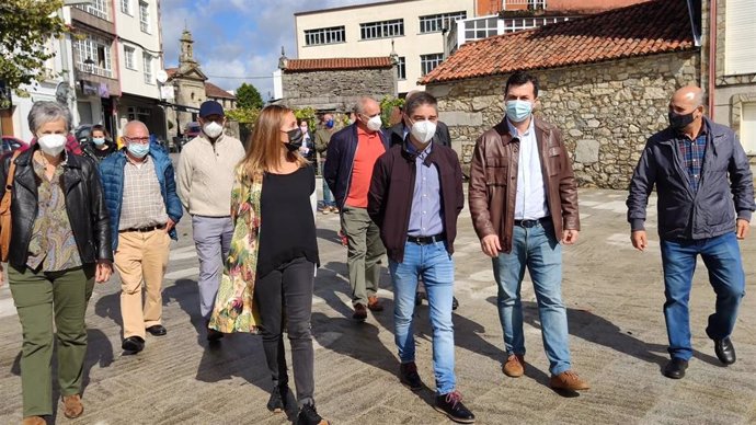 El secretario xeral del PSdeG, Gonzalo Caballero, visita A Baña (A Coruña) en compañía de su alcalde, José Antonio Pereira.