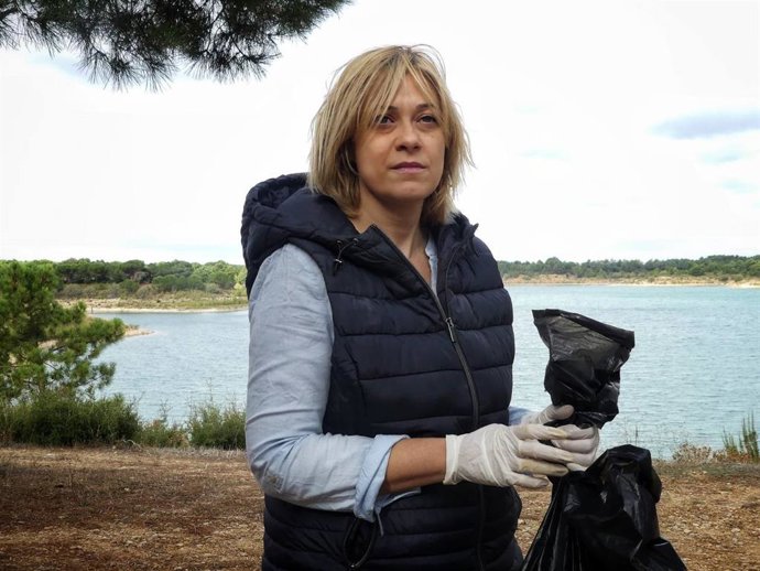 La coordinadora autonómica de Cs, Carmen Picazo, recoge residuos en el pantano de Alarcón.