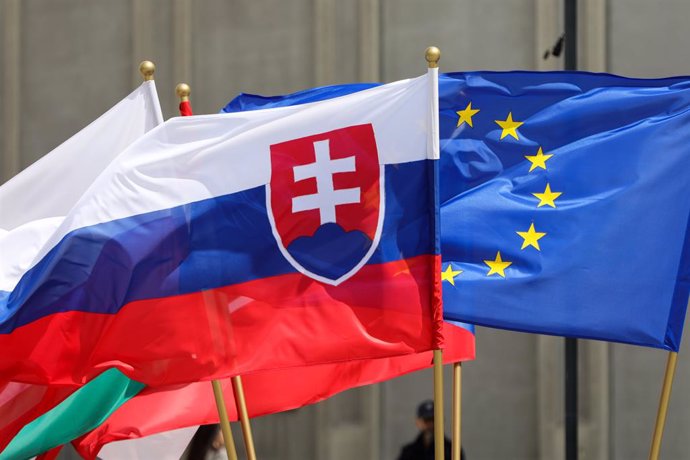 Archivo - Banderas de Eslovaquia y de la UE