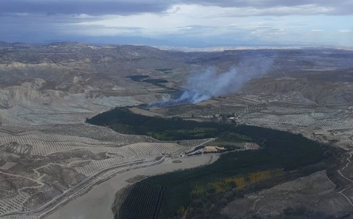 Declarado un incendio forestal en Fonelas (Granada) para el que se han desplegado dos medios aéreos.