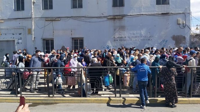 Archivo - España gestiona con Marruecos el permiso de paso de 70 marroquíes en Melilla que no acudieron a su cita el viernes