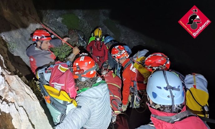 Bomberos rescatan a un senderista que sufrió una caída en el Puig Campana