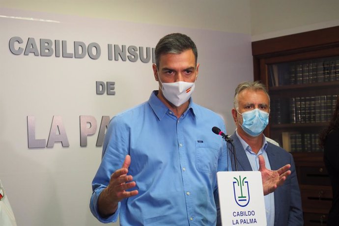El president del Govern, Pedro Sánchez, respon els mitjans després d'una reunió amb el Comit Director del Pla Especial de Protecció Civil i Atenció d'Emergncies per risc volcnic (PEVOLCA), a 20 de setembre de 2021, en La Palma, Santa Creu de