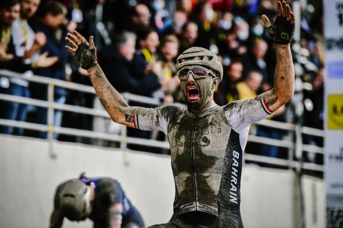 El ciclista italiano Sonny Colbrelli (Bahrein-Victorious) ha ganado este domingo la 118 edición de la París-Roubaix