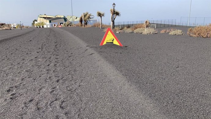 La cendra del volc de la Palma cobreix una carretera