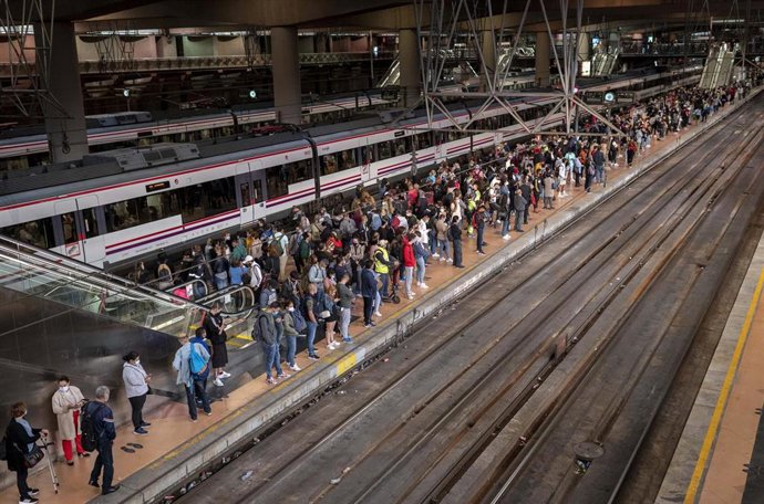 Un gran número de pasajeros espera la llegada de trenes en la estación de Madrid - Puerta de Atocha, a 30 de septiembre de 2021, en Madrid (España). 