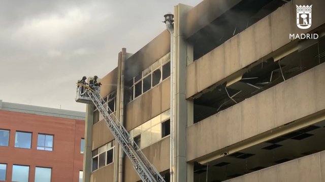  Incendio en un edificio de oficinas abandonado en el distrito de San Blas