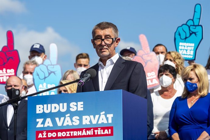 Archivo - 02 September 2021, Czech Republic, Usti nad Labem: Andrej Babis (C), Prime Minister of the Czech Republic and the Chairman of the ANO movement, speaks during a campaign for the autumn parliamentary elections at the Vitrue cruise lodge in Usti 