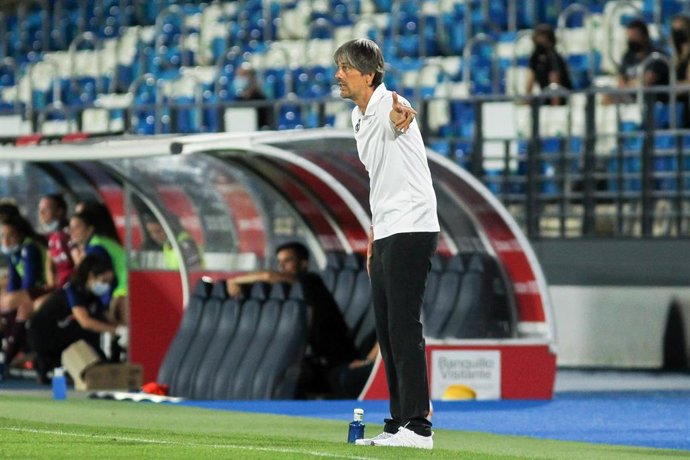David Aznar, entrenador del Real Madrid Femenino, durante un partido