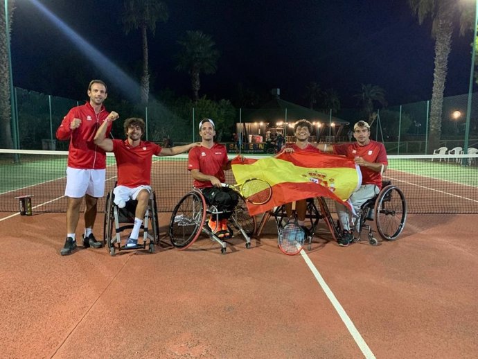 Los componentes de la selección española de tenis en silla de ruedas celebran su pase a la final de la Copa del Mundo por Equipos