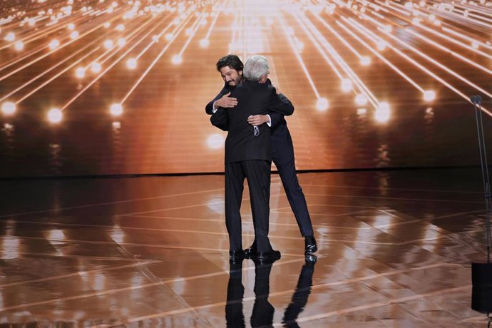 El actor Diego Luna recoge el Premio Platino de Honor