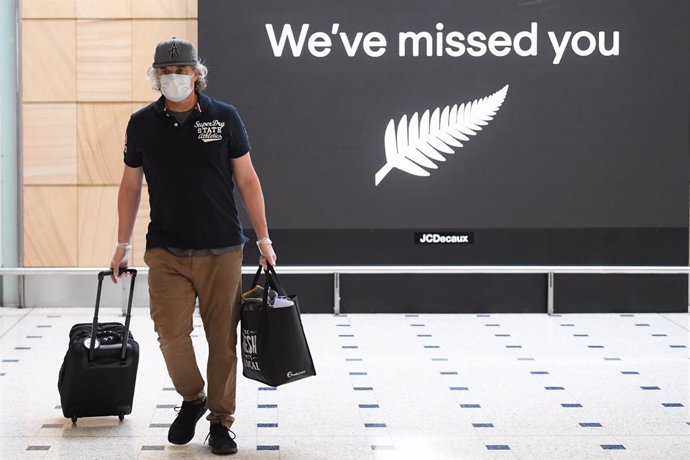 Archivo - Passengers from New Zealand arrive at Sydney International Airport in Sydney, Friday, October 16, 2020. Australias border rules have been relaxed as the country establishes a trans-Tasman travel bubble with New Zealand. (AAP Image/Dean Lewins