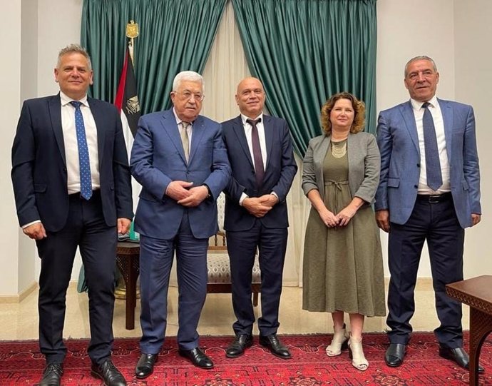 El lider palestino, Mahmud Abbas, junto al ministro de Salud de Israel, Nitzan Horowitz, y el de Cooperación Regional, Issawi Frej, durante una reunión en Ramalá