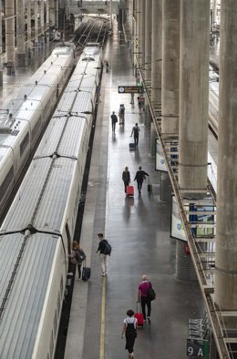 Llegada de trenes de alta velocidad, en la estación de Madrid - Puerta de Atocha  