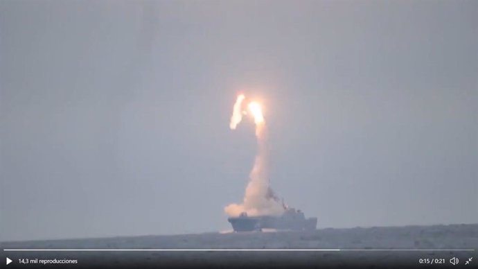 Archivo - Una imagen del vídeo del lanzamiento del misil hipersónico Tsirkon desde una fragata de la Marina de Rusia