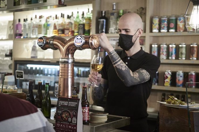 Un camarero sirve una cerveza en el interior de un bar, a 1 de octubre de 2021, en Pamplona, Navarra (España). Esta medianoche ha entrado en vigor la orden de la Consejería de Salud de Navarra por la que se dejan sin efecto el grueso de medidas específi