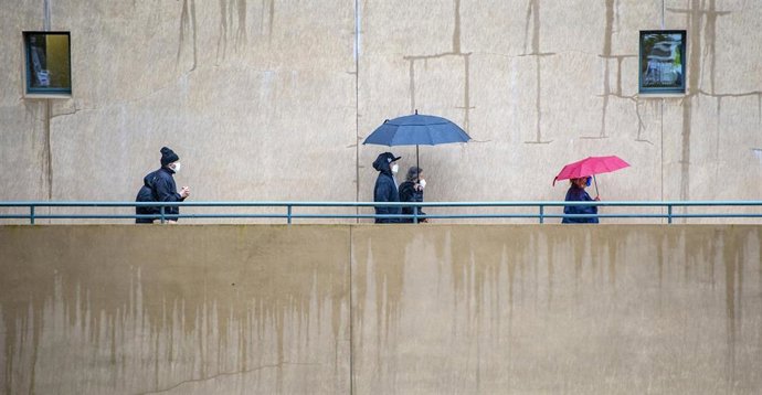Archivo - Varias personas esperando a ser vacunadas contra el coronavirus en California, EEUU
